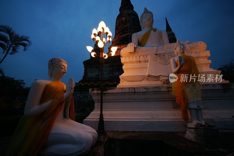 泰国Ayuthaya Yai Chai Mongkhon寺的黄昏佛像